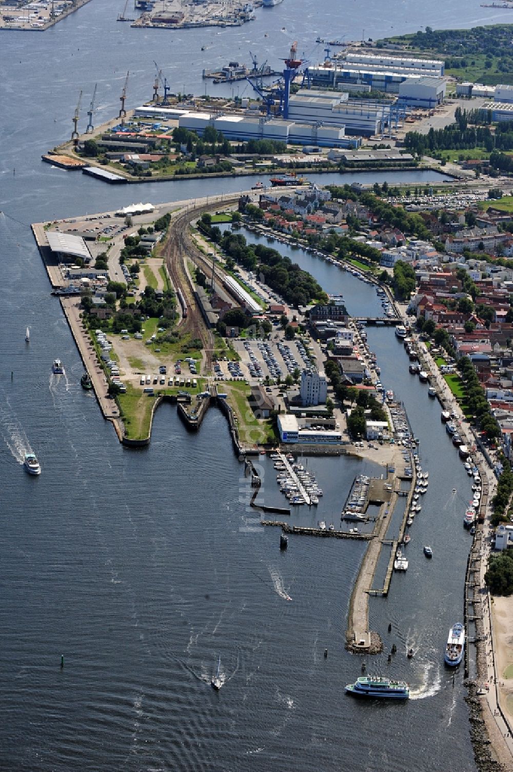 Rostock / Warnemünde von oben - Passagierkai und Bahnhof im Kreuzfahrthafen Warnemünde in Mecklenburg-Vorpommern