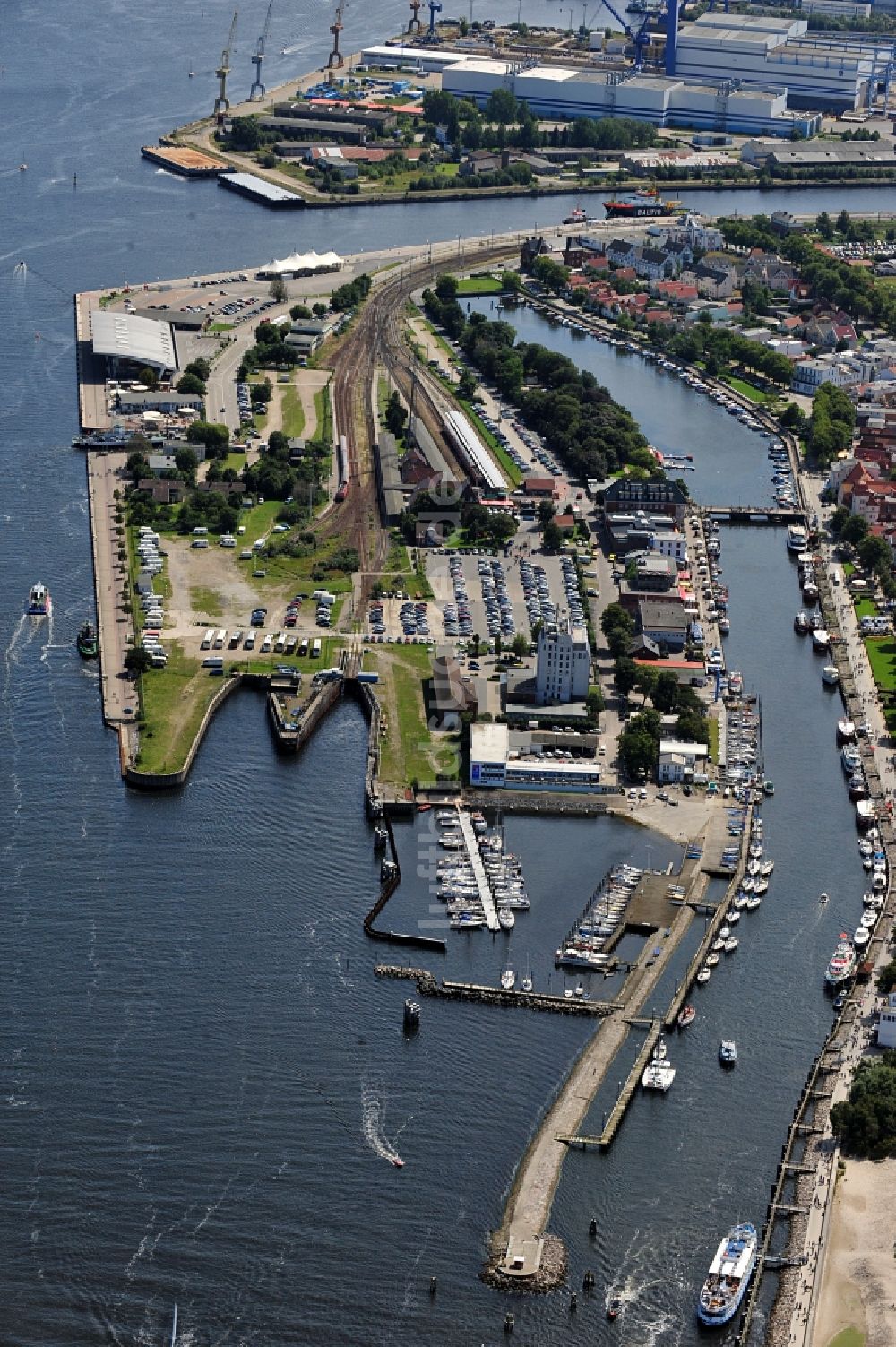 Rostock / Warnemünde aus der Vogelperspektive: Passagierkai und Bahnhof im Kreuzfahrthafen Warnemünde in Mecklenburg-Vorpommern