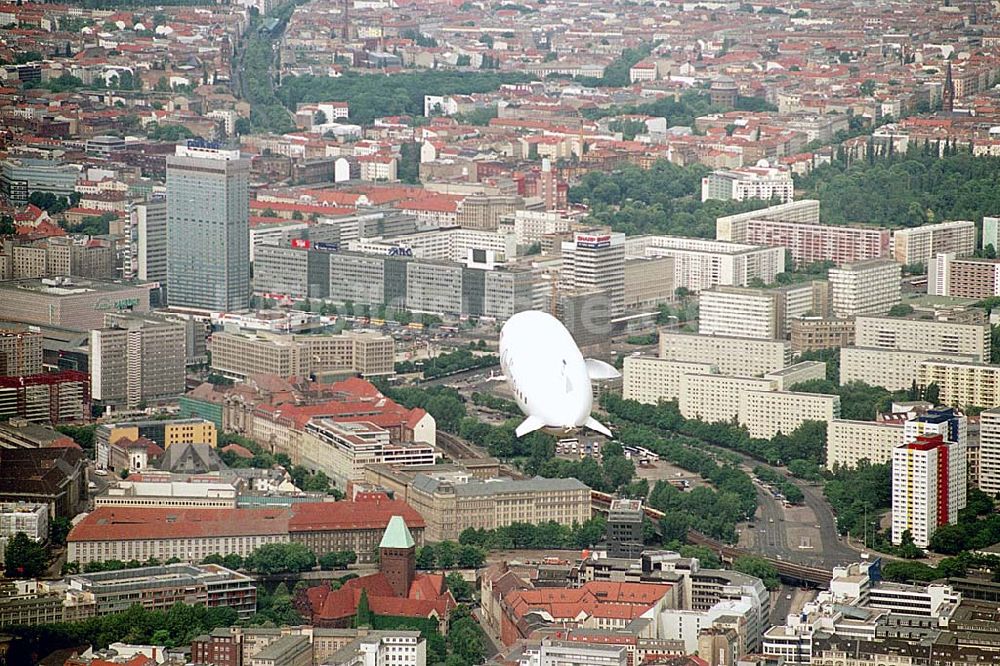 Berlin/ Tiergarten aus der Vogelperspektive: Passagierrundflug eines Zeppelin