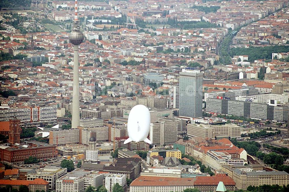 Luftbild Berlin/ Tiergarten - Passagierrundflug eines Zeppelin