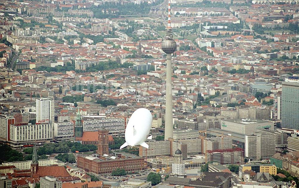 Luftaufnahme Berlin/ Tiergarten - Passagierrundflug eines Zeppelin