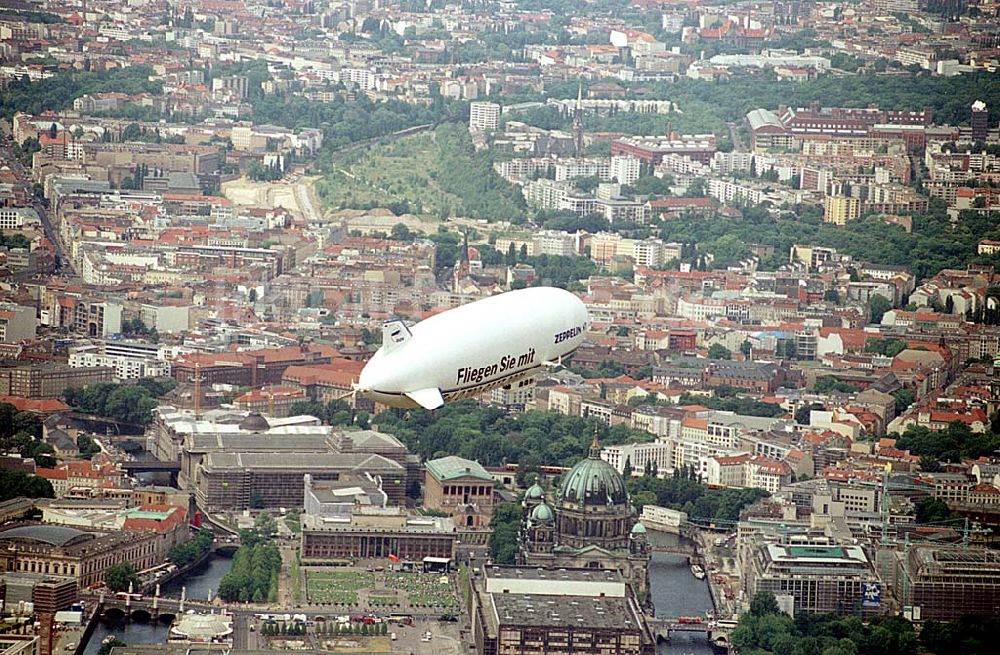 Berlin/ Tiergarten von oben - Passagierrundflug eines Zeppelin