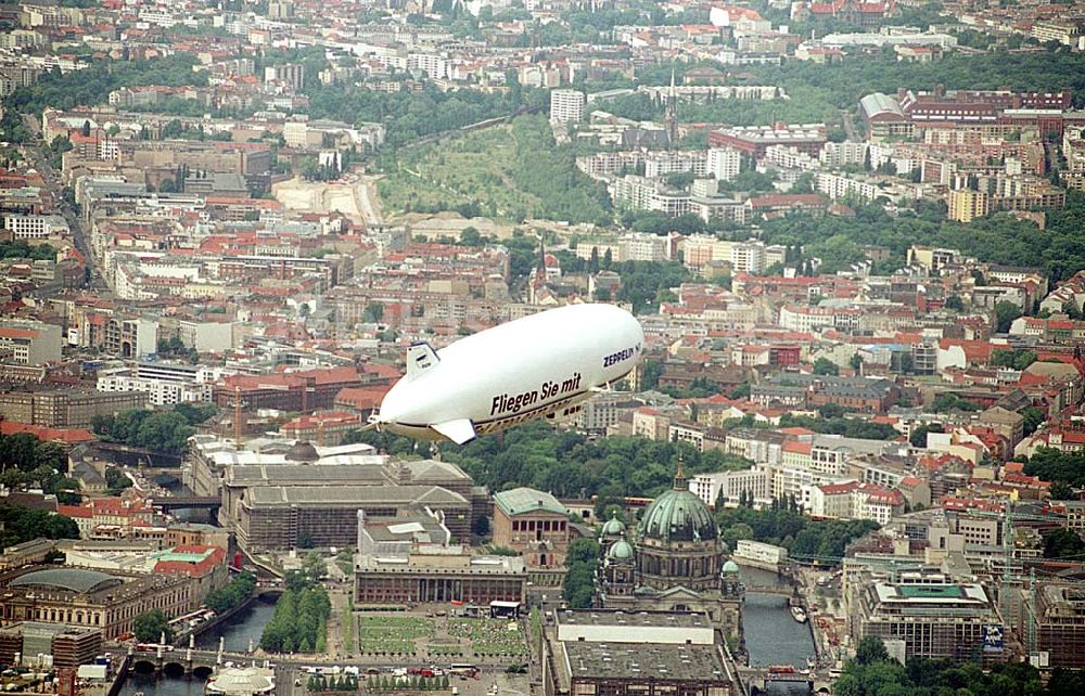 Berlin/ Tiergarten aus der Vogelperspektive: Passagierrundflug eines Zeppelin