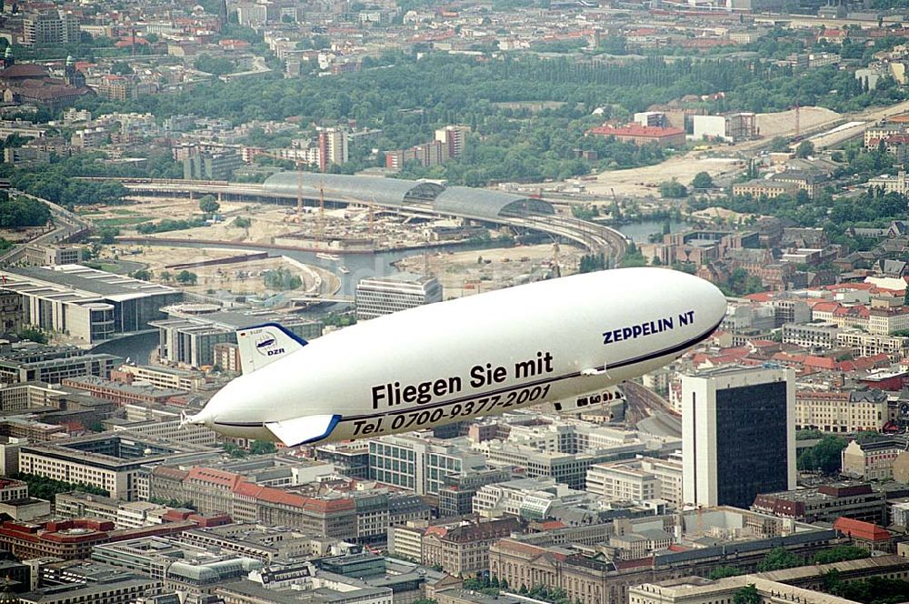 Berlin/ Tiergarten von oben - Passagierrundflug eines Zeppelin NT über Berlin- Mitte und Tiergarten. Datum: 31.05.2003