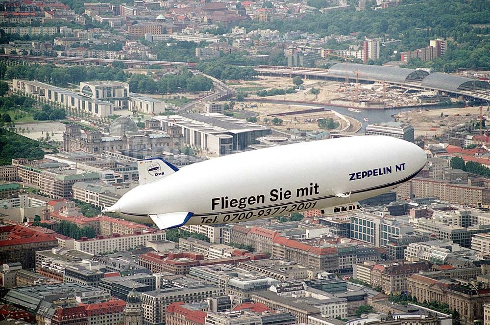 Berlin/ Tiergarten aus der Vogelperspektive: Passagierrundflug eines Zeppelin NT über Berlin- Mitte und Tiergarten. Datum: 31.05.2003