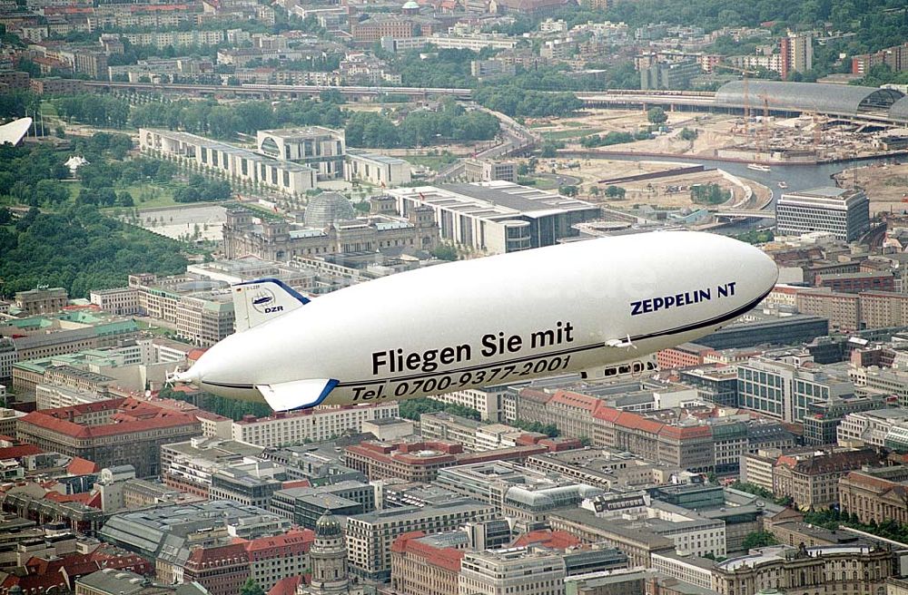 Luftbild Berlin/ Tiergarten - Passagierrundflug eines Zeppelin NT über Berlin- Mitte und Tiergarten. Datum: 31.05.2003