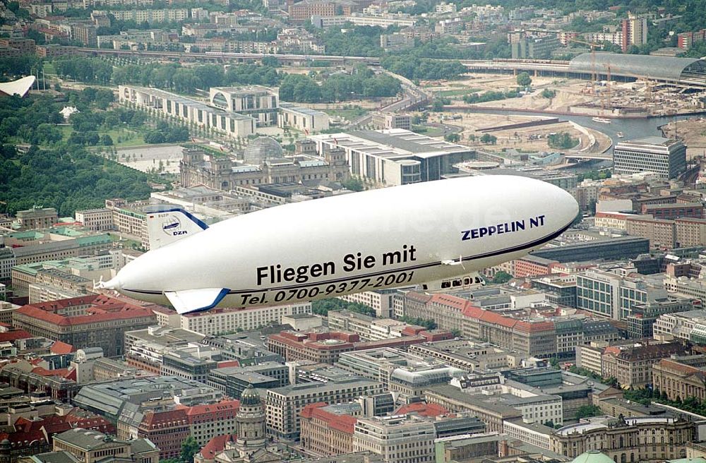 Luftaufnahme Berlin/ Tiergarten - Passagierrundflug eines Zeppelin NT über Berlin- Mitte und Tiergarten. Datum: 31.05.2003