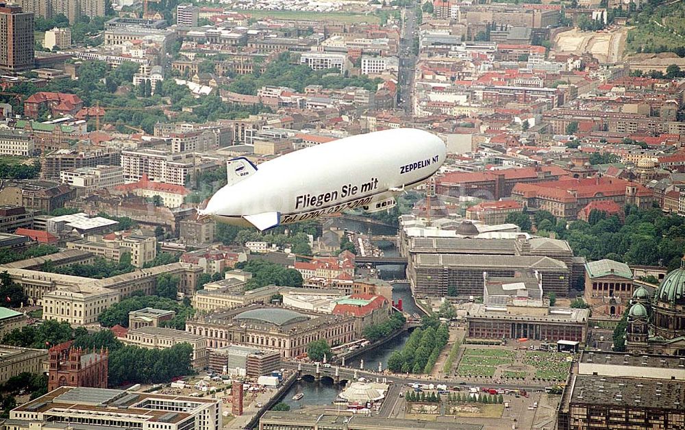 Berlin/ Tiergarten von oben - Passagierrundflug eines Zeppelin NT über Berlin- Mitte und Tiergarten. Datum: 31.05.2003