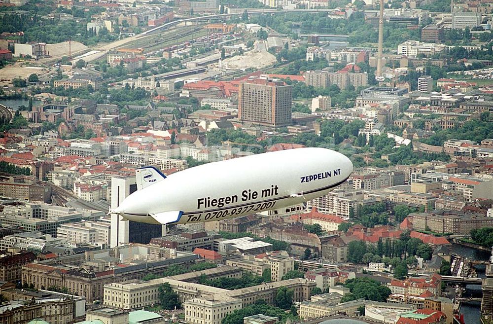 Berlin/ Tiergarten aus der Vogelperspektive: Passagierrundflug eines Zeppelin NT über Berlin- Mitte und Tiergarten. Datum: 31.05.2003