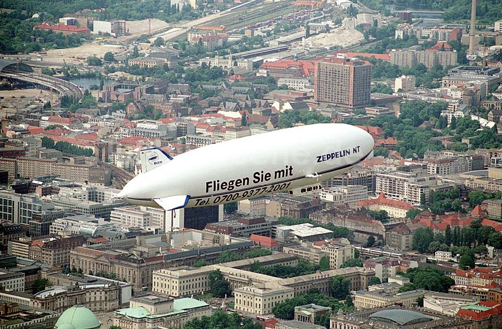 Luftbild Berlin/ Tiergarten - Passagierrundflug eines Zeppelin NT über Berlin- Mitte und Tiergarten. Datum: 31.05.2003