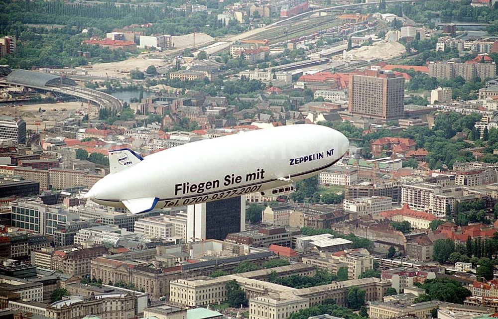 Luftaufnahme Berlin/ Tiergarten - Passagierrundflug eines Zeppelin NT über Berlin- Mitte und Tiergarten. Datum: 31.05.2003