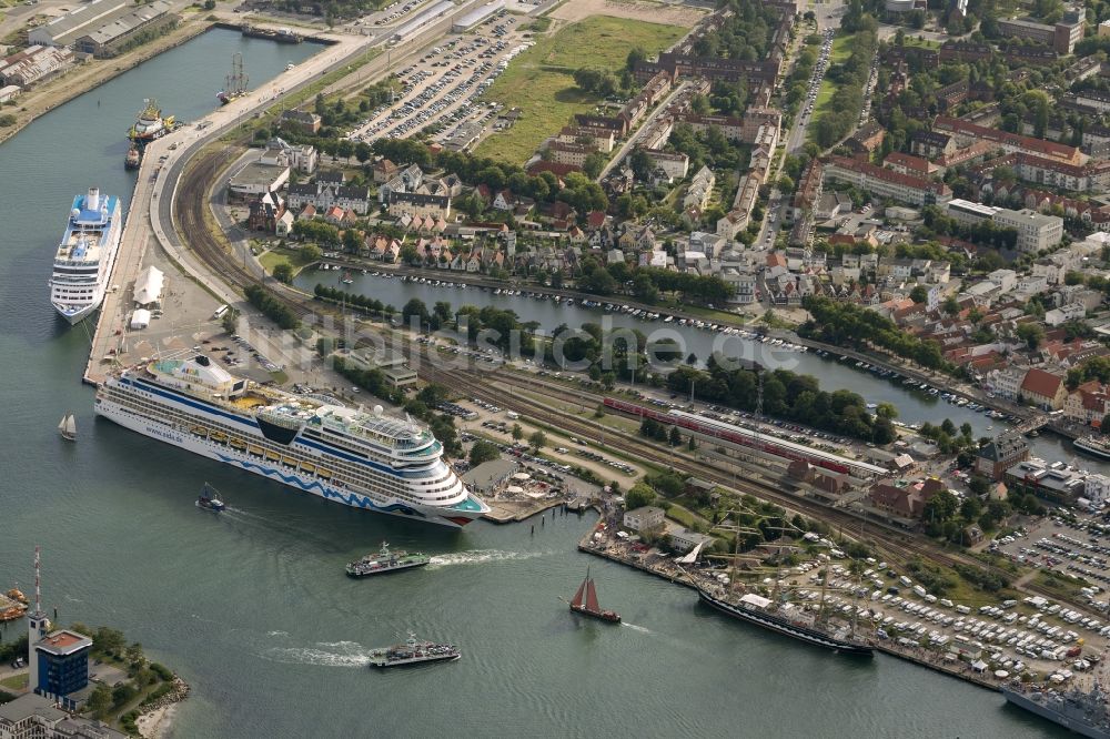 Luftbild Rostock / Warnemünde - Passagierschiff AIDAblu, ein Kreuzfahrtschiff der Reederei AIDA Cruises im Hafen von Warnemünde in Rostock im Bundesland Mecklenburg-Vorpommern