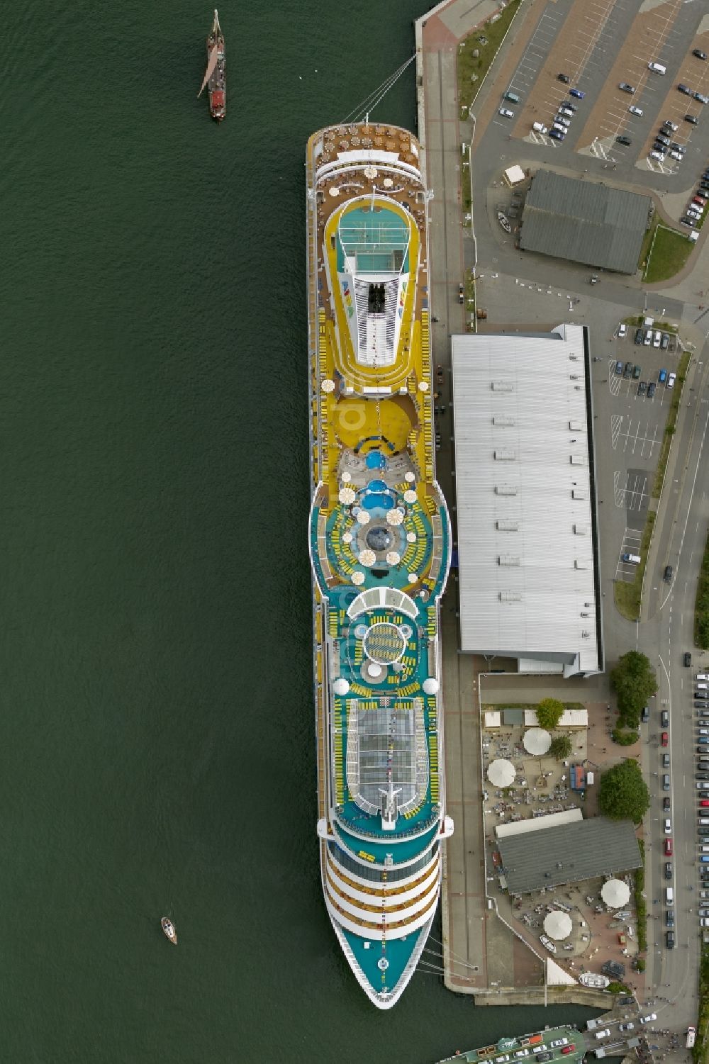 Luftaufnahme Rostock / Warnemünde - Passagierschiff AIDAblu, ein Kreuzfahrtschiff der Reederei AIDA Cruises im Hafen von Warnemünde in Rostock im Bundesland Mecklenburg-Vorpommern