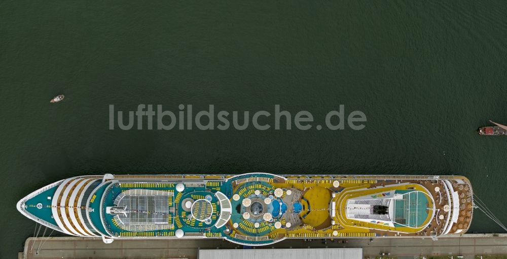 Rostock / Warnemünde von oben - Passagierschiff AIDAblu, ein Kreuzfahrtschiff der Reederei AIDA Cruises im Hafen von Warnemünde in Rostock im Bundesland Mecklenburg-Vorpommern