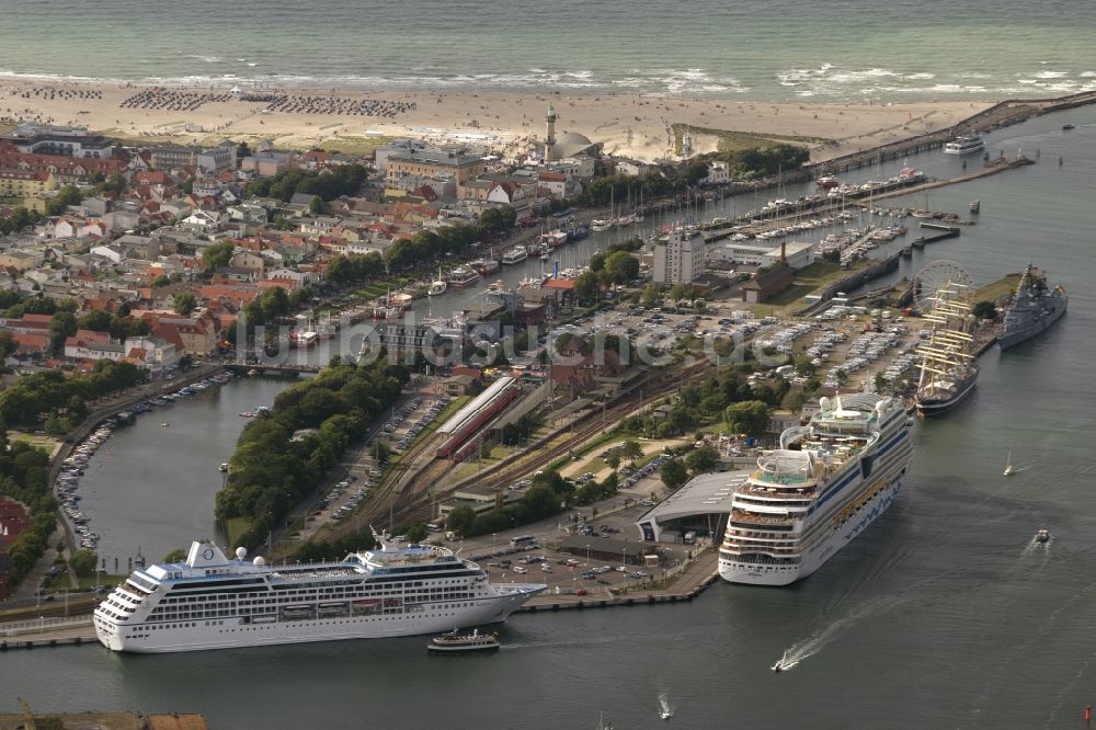 Rostock / Warnemünde aus der Vogelperspektive: Passagierschiff AIDAblu, ein Kreuzfahrtschiff der Reederei AIDA Cruises im Hafen von Warnemünde in Rostock im Bundesland Mecklenburg-Vorpommern