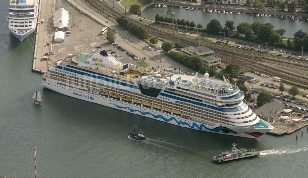 Luftbild Rostock / Warnemünde - Passagierschiff AIDAblu, ein Kreuzfahrtschiff der Reederei AIDA Cruises im Hafen von Warnemünde in Rostock im Bundesland Mecklenburg-Vorpommern