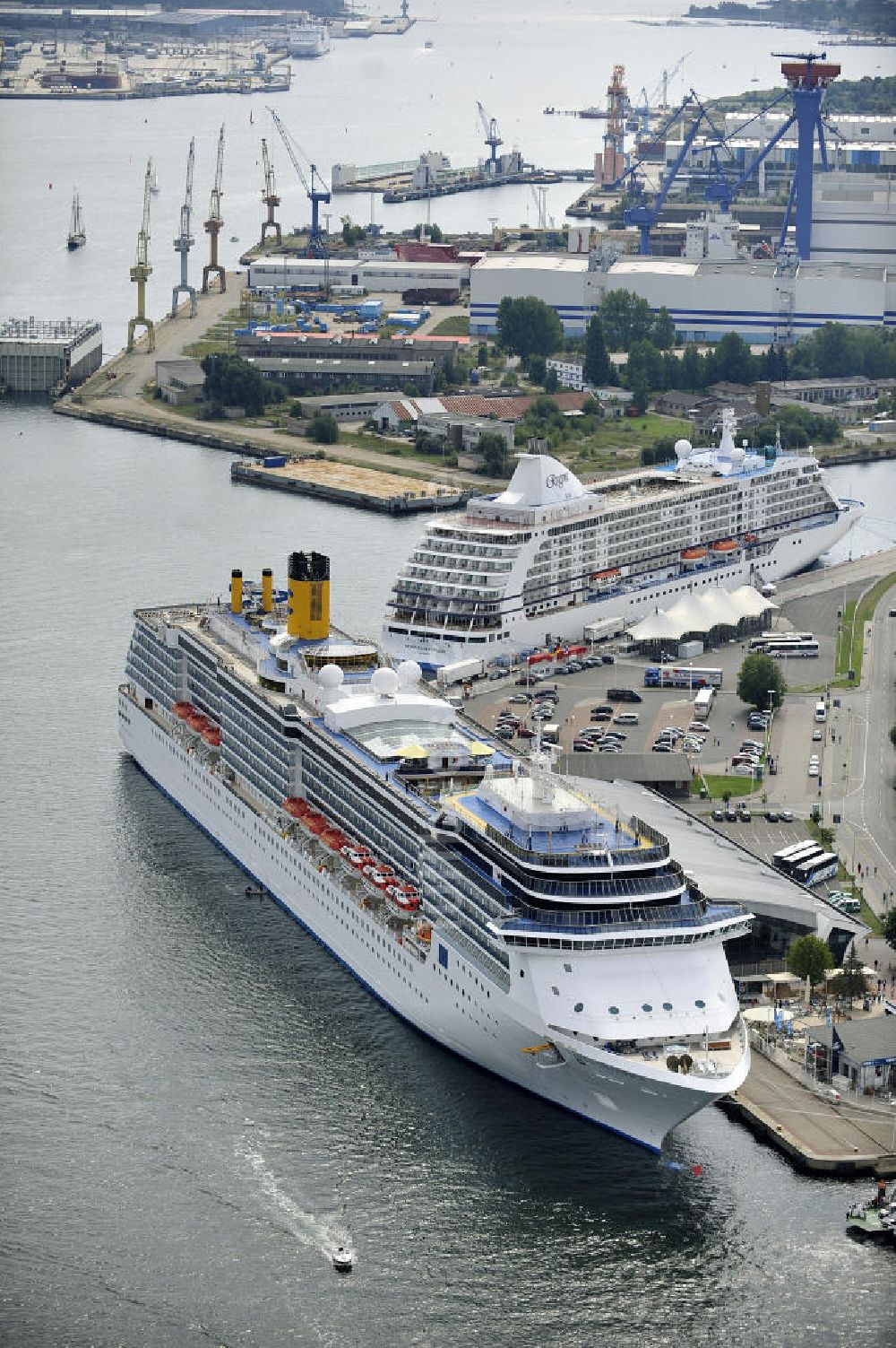 Rostock - Warnemünde von oben - Passagierschiff COSTA ATLANTICA im Kreuzfahrt- Hafen von Rostock - Warnemünde