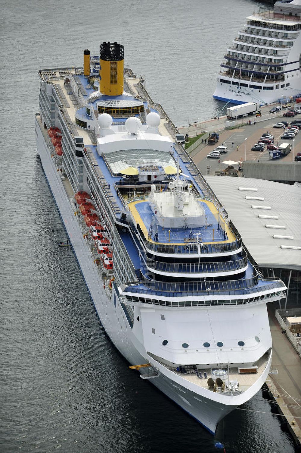 Luftaufnahme Rostock - Warnemünde - Passagierschiff COSTA ATLANTICA im Kreuzfahrt- Hafen von Rostock - Warnemünde