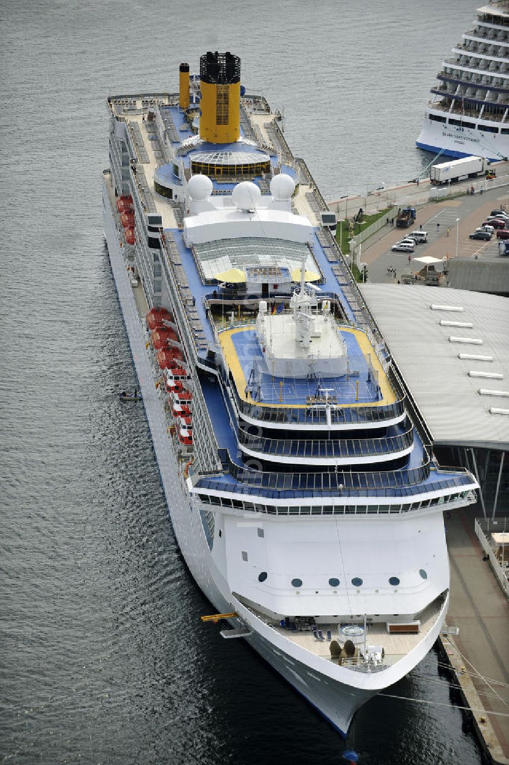 Rostock - Warnemünde von oben - Passagierschiff COSTA ATLANTICA im Kreuzfahrt- Hafen von Rostock - Warnemünde