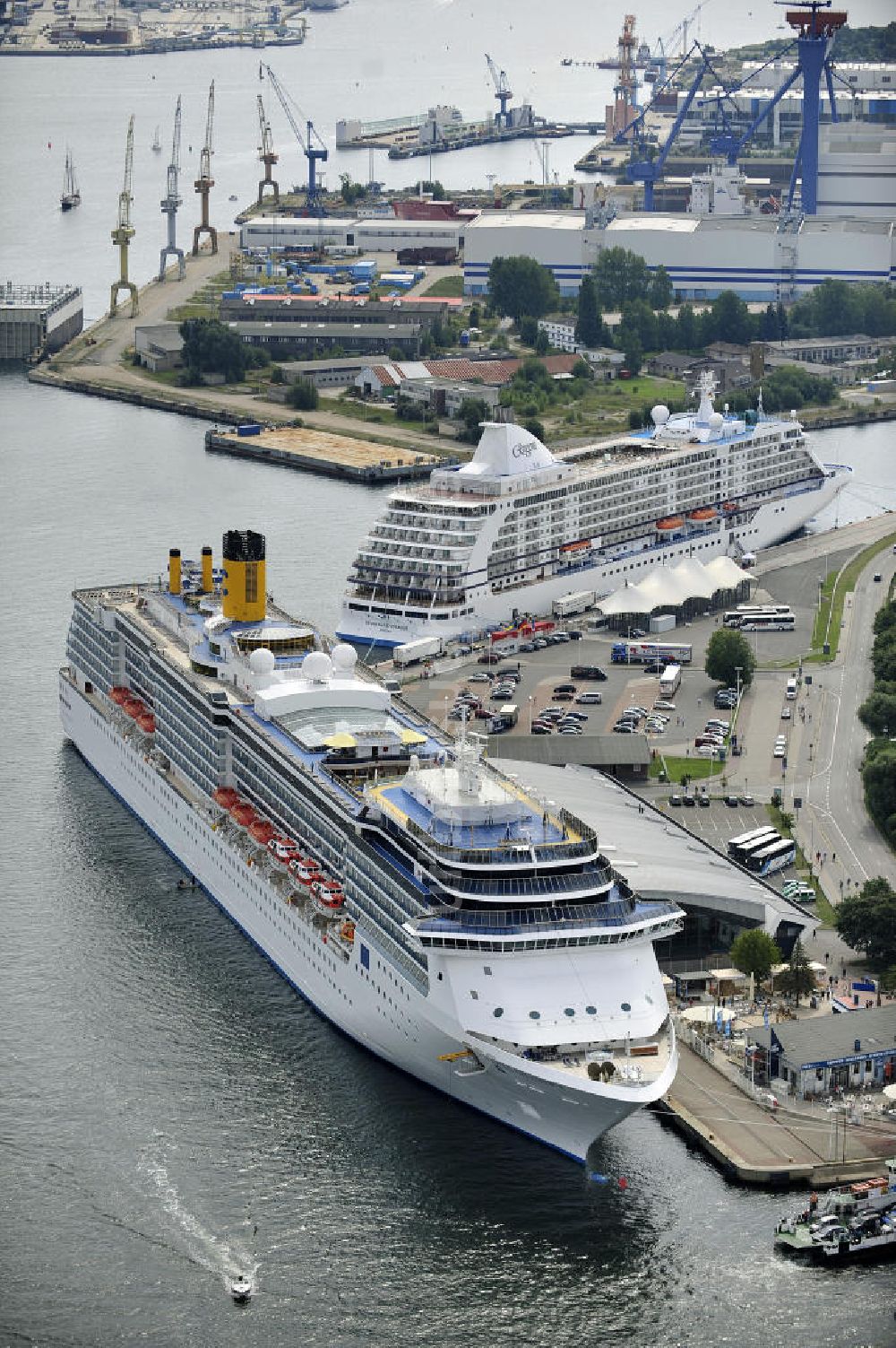 Rostock - Warnemünde aus der Vogelperspektive: Passagierschiff COSTA ATLANTICA im Kreuzfahrt- Hafen von Rostock - Warnemünde