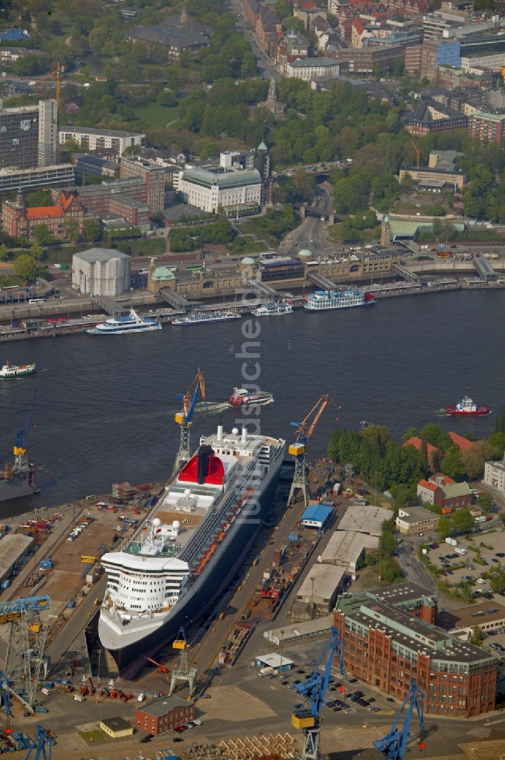 Luftbild Hamburg - Passagierschiff und Luxusliner Queen Mary 2 auf dem Trockendock Elbe 17 der Firma Blohm und Voss in Hamburg