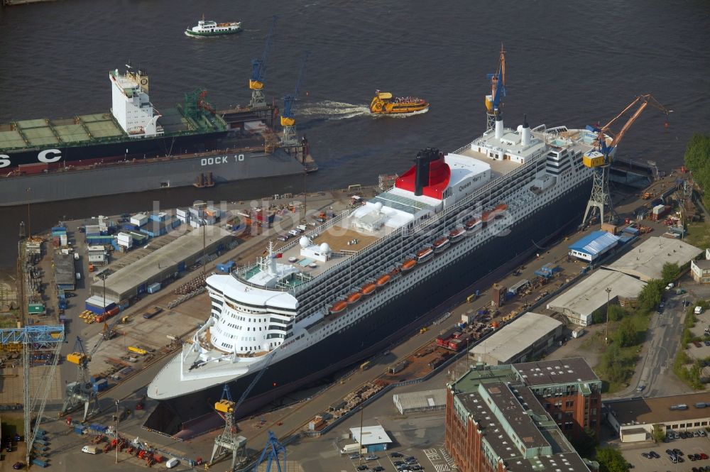 Luftaufnahme Hamburg - Passagierschiff und Luxusliner Queen Mary 2 auf dem Trockendock Elbe 17 der Firma Blohm und Voss in Hamburg