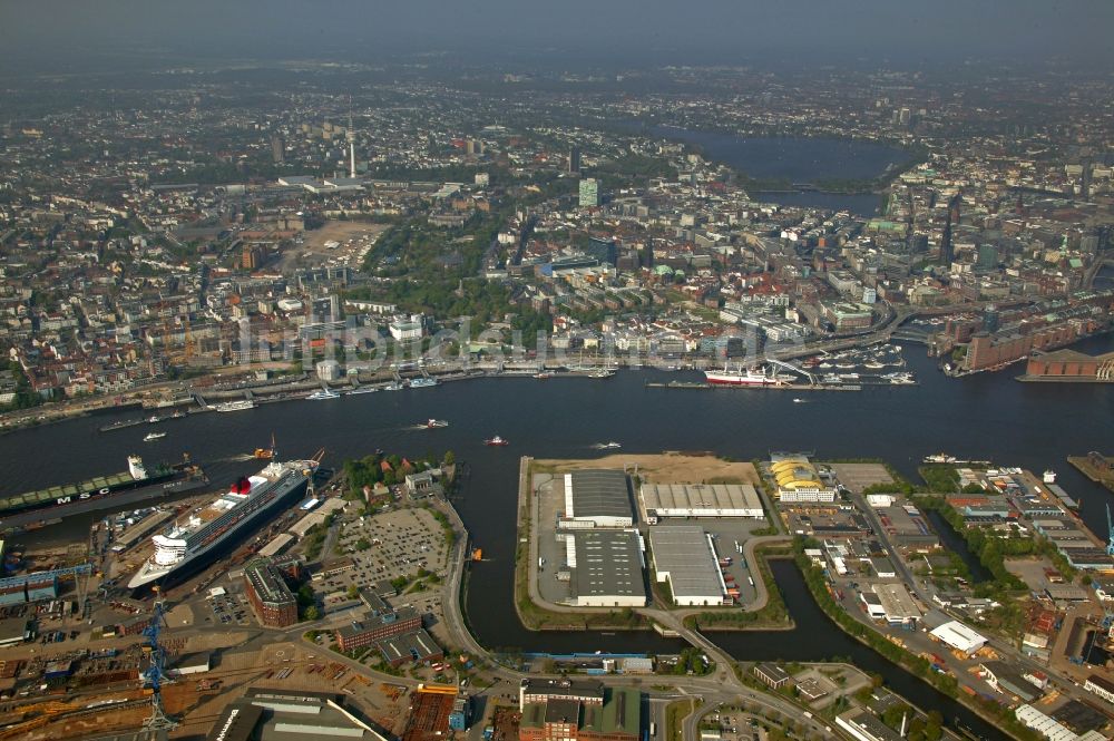 Hamburg von oben - Passagierschiff und Luxusliner Queen Mary 2 auf dem Trockendock Elbe 17 der Firma Blohm und Voss in Hamburg