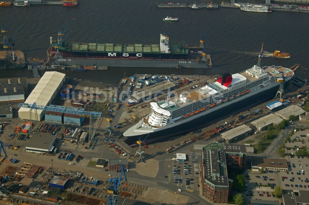 Hamburg aus der Vogelperspektive: Passagierschiff und Luxusliner Queen Mary 2 auf dem Trockendock Elbe 17 der Firma Blohm und Voss in Hamburg