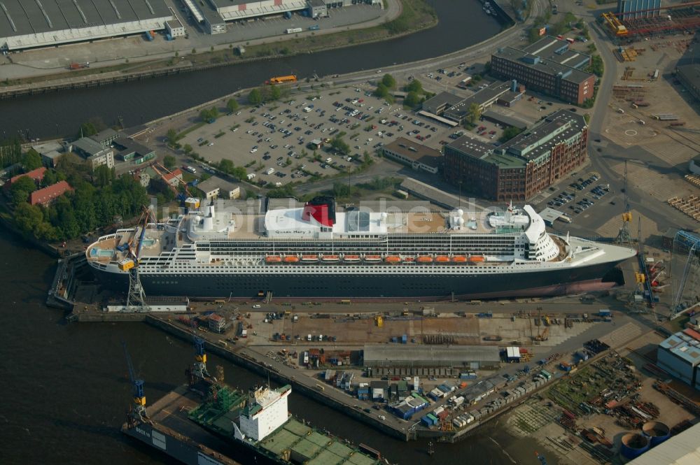 Luftbild Hamburg - Passagierschiff und Luxusliner Queen Mary 2 auf dem Trockendock Elbe 17 der Firma Blohm und Voss in Hamburg