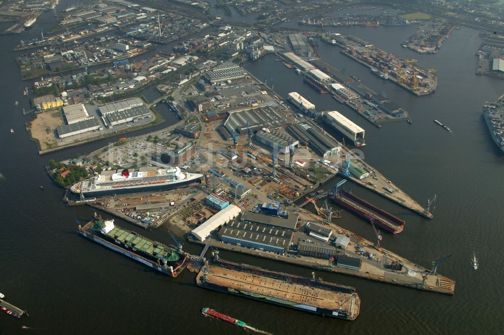 Luftaufnahme Hamburg - Passagierschiff und Luxusliner Queen Mary 2 auf dem Trockendock Elbe 17 der Firma Blohm und Voss in Hamburg