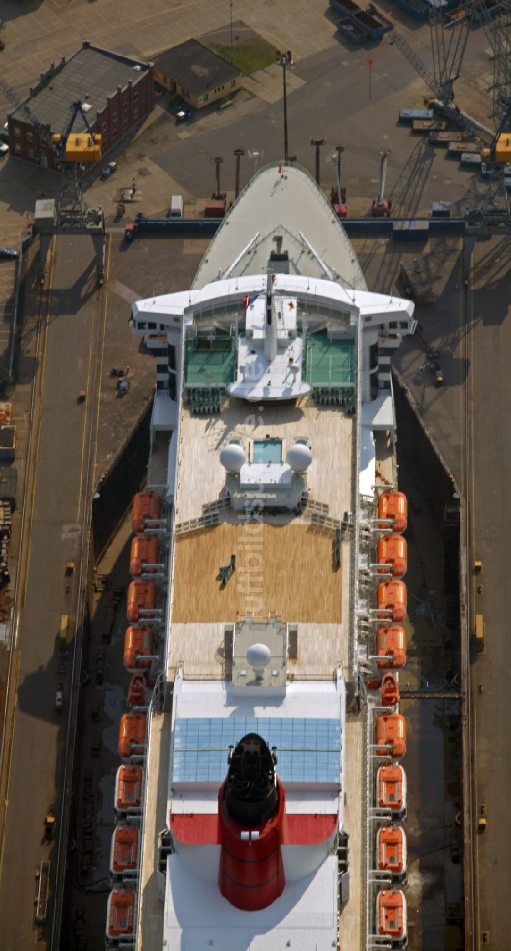 Hamburg von oben - Passagierschiff und Luxusliner Queen Mary 2 auf dem Trockendock Elbe 17 der Firma Blohm und Voss in Hamburg