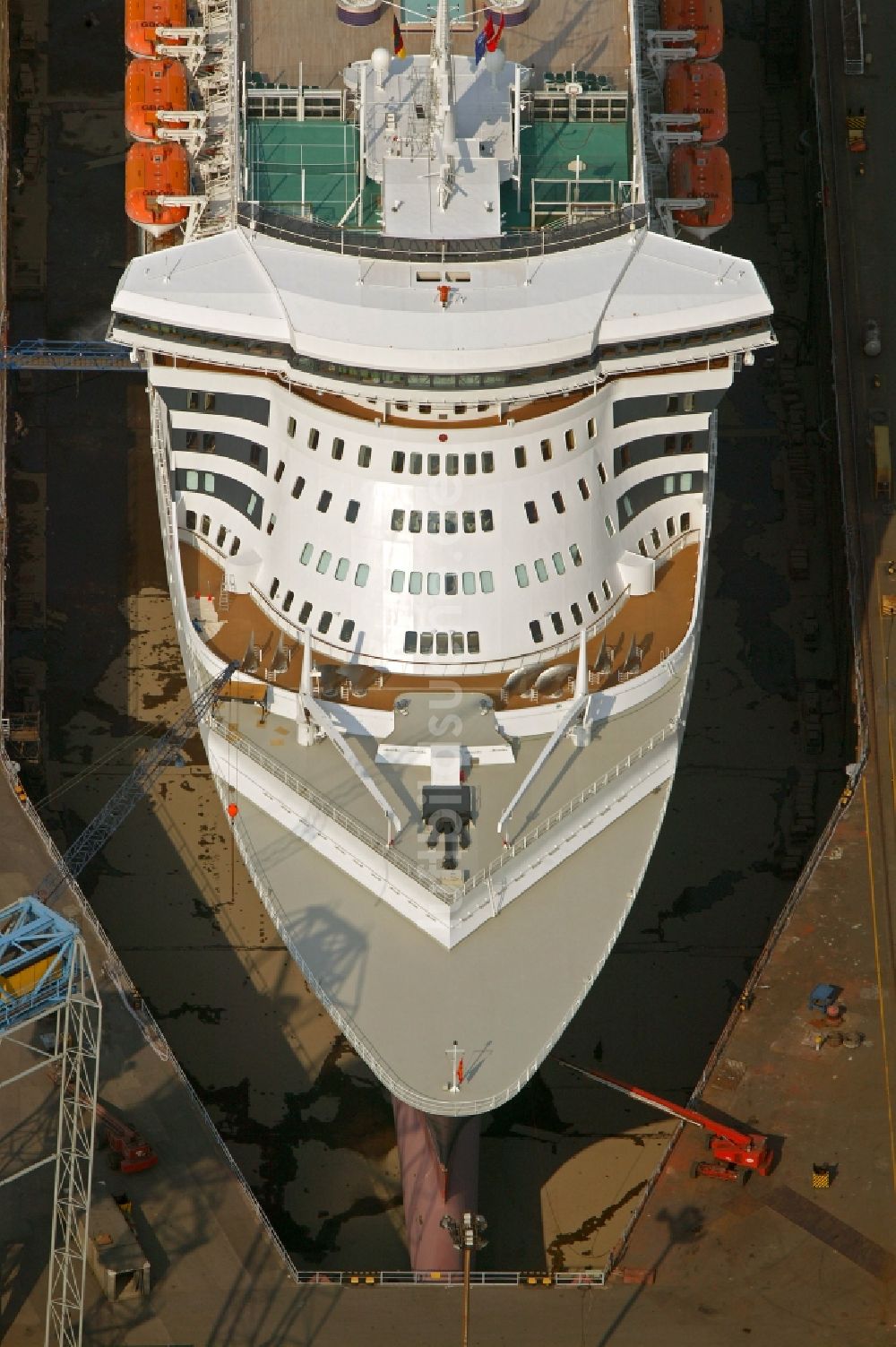 Hamburg aus der Vogelperspektive: Passagierschiff und Luxusliner Queen Mary 2 auf dem Trockendock Elbe 17 der Firma Blohm und Voss in Hamburg