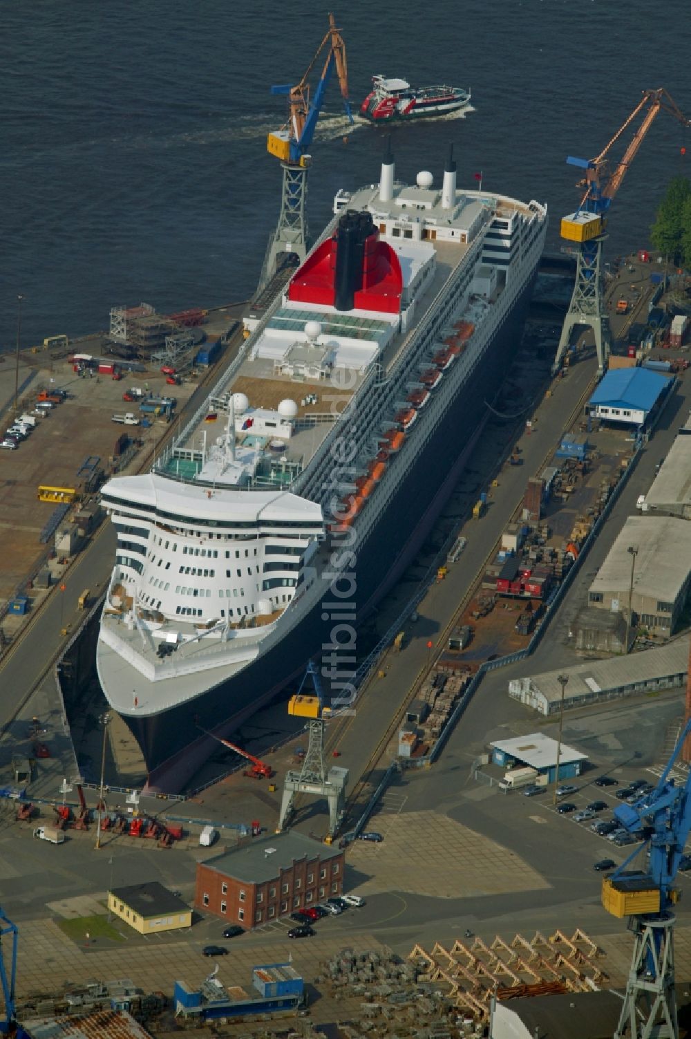 Hamburg aus der Vogelperspektive: Passagierschiff und Luxusliner Queen Mary 2 auf dem Trockendock Elbe 17 der Firma Blohm und Voss in Hamburg