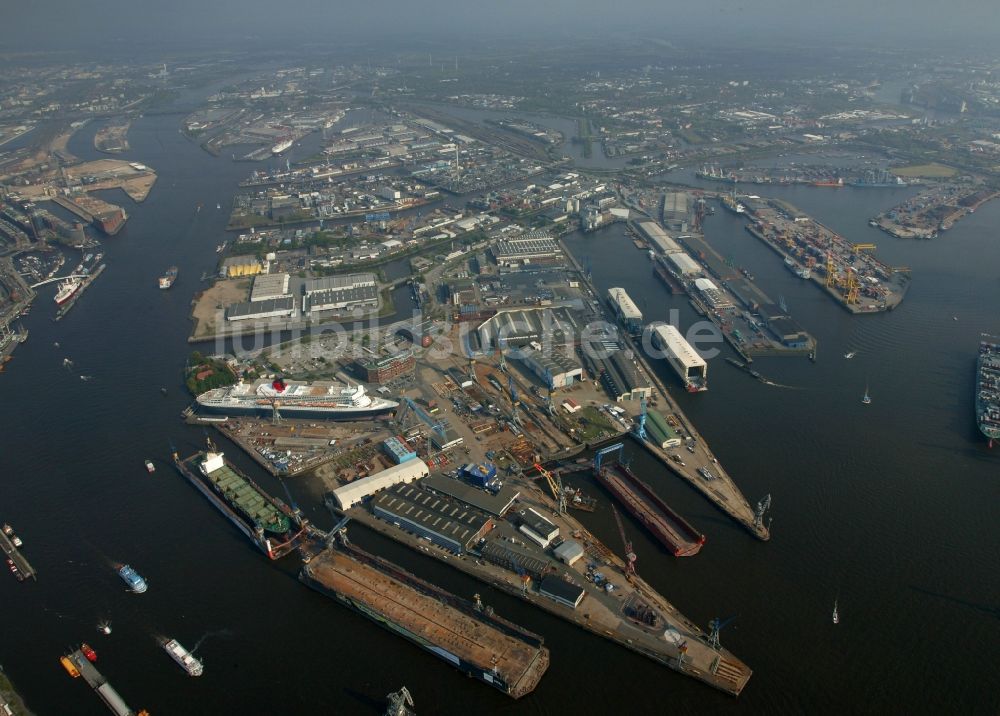 Hamburg aus der Vogelperspektive: Passagierschiff und Luxusliner Queen Mary 2 auf dem Trockendock Elbe 17 der Firma Blohm und Voss in Hamburg
