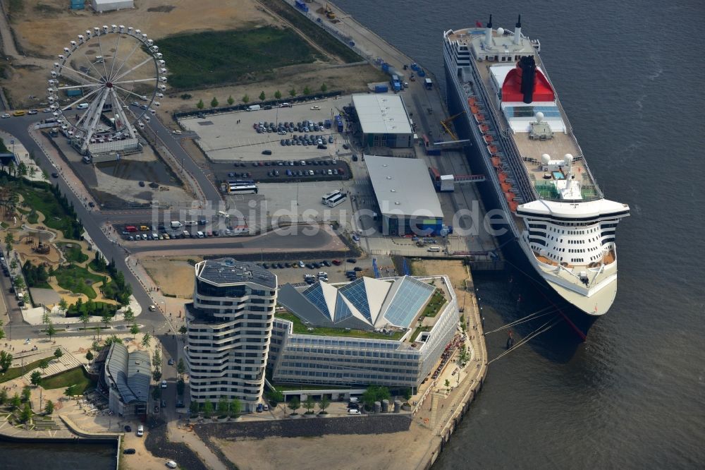 Hamburg aus der Vogelperspektive: Passagierschiff und Luxusliner- Schiff Queen Mary 2 am Chicagokai - Strandkai in Hamburg