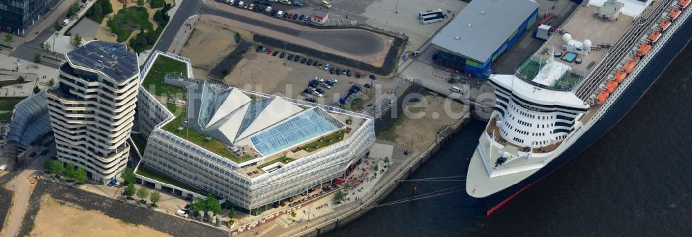 Luftaufnahme Hamburg - Passagierschiff und Luxusliner- Schiff Queen Mary 2 am Chicagokai - Strandkai in Hamburg