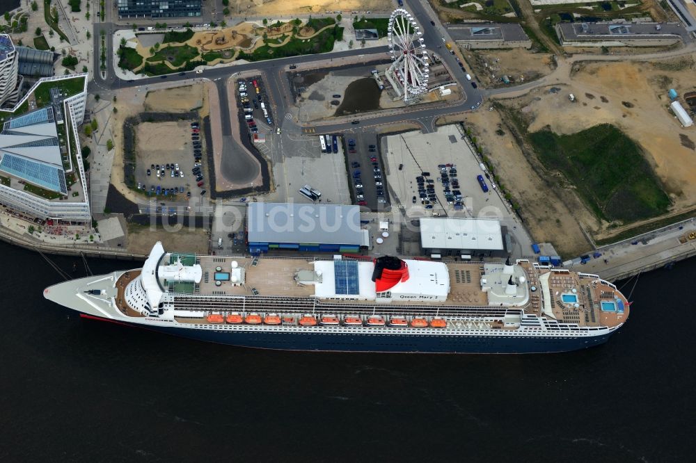 Luftbild Hamburg - Passagierschiff und Luxusliner- Schiff Queen Mary 2 am Chicagokai - Strandkai in Hamburg