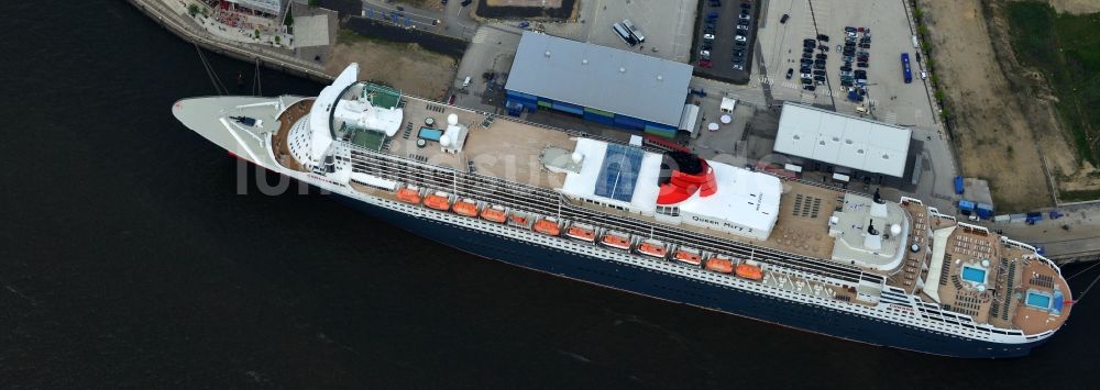 Luftaufnahme Hamburg - Passagierschiff und Luxusliner- Schiff Queen Mary 2 am Chicagokai - Strandkai in Hamburg