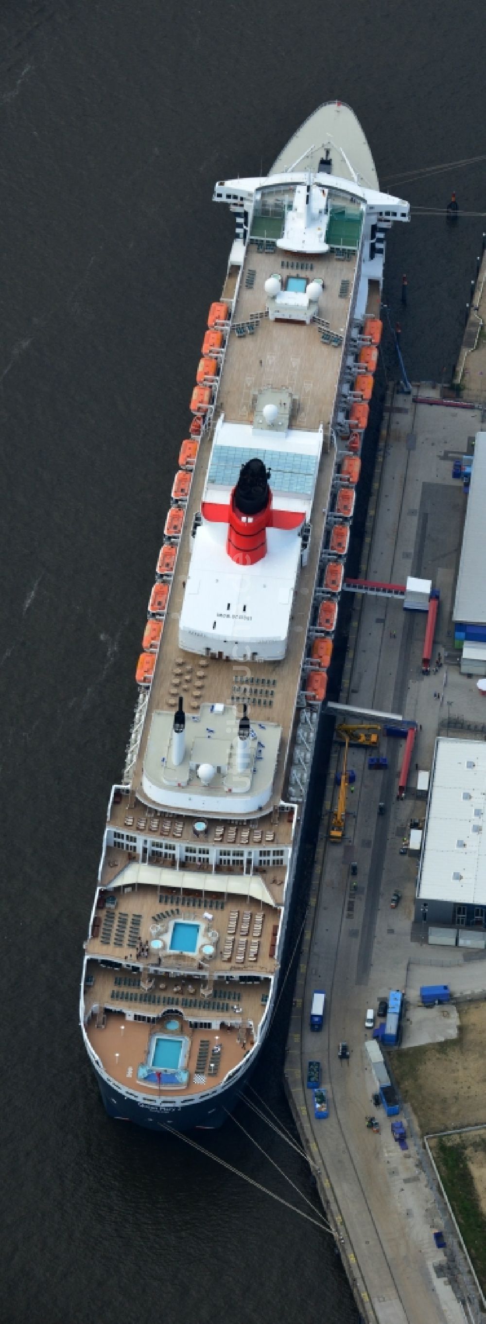 Hamburg von oben - Passagierschiff und Luxusliner- Schiff Queen Mary 2 am Chicagokai - Strandkai in Hamburg