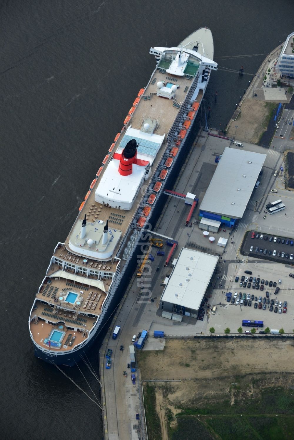 Hamburg aus der Vogelperspektive: Passagierschiff und Luxusliner- Schiff Queen Mary 2 am Chicagokai - Strandkai in Hamburg