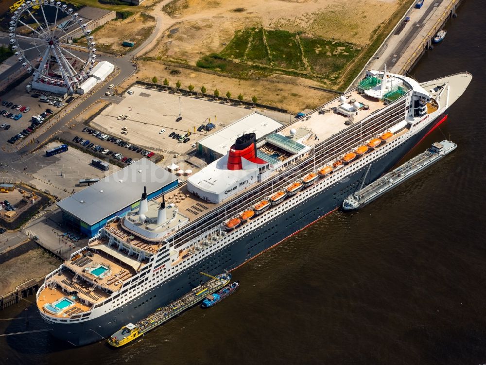 Hamburg aus der Vogelperspektive: Passagierschiff und Luxusliner- Schiff Queen Mary 2 am Chicagokai - Strandkai in Hamburg
