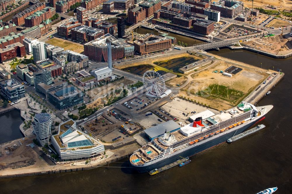 Luftbild Hamburg - Passagierschiff und Luxusliner- Schiff Queen Mary 2 am Chicagokai - Strandkai in Hamburg