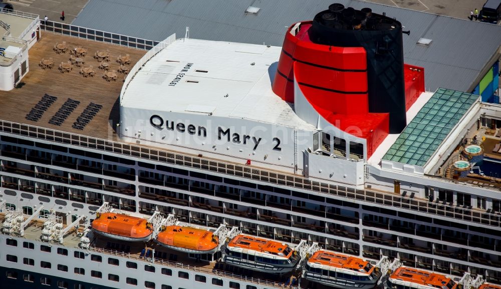 Hamburg aus der Vogelperspektive: Passagierschiff und Luxusliner- Schiff Queen Mary 2 am Chicagokai - Strandkai in Hamburg