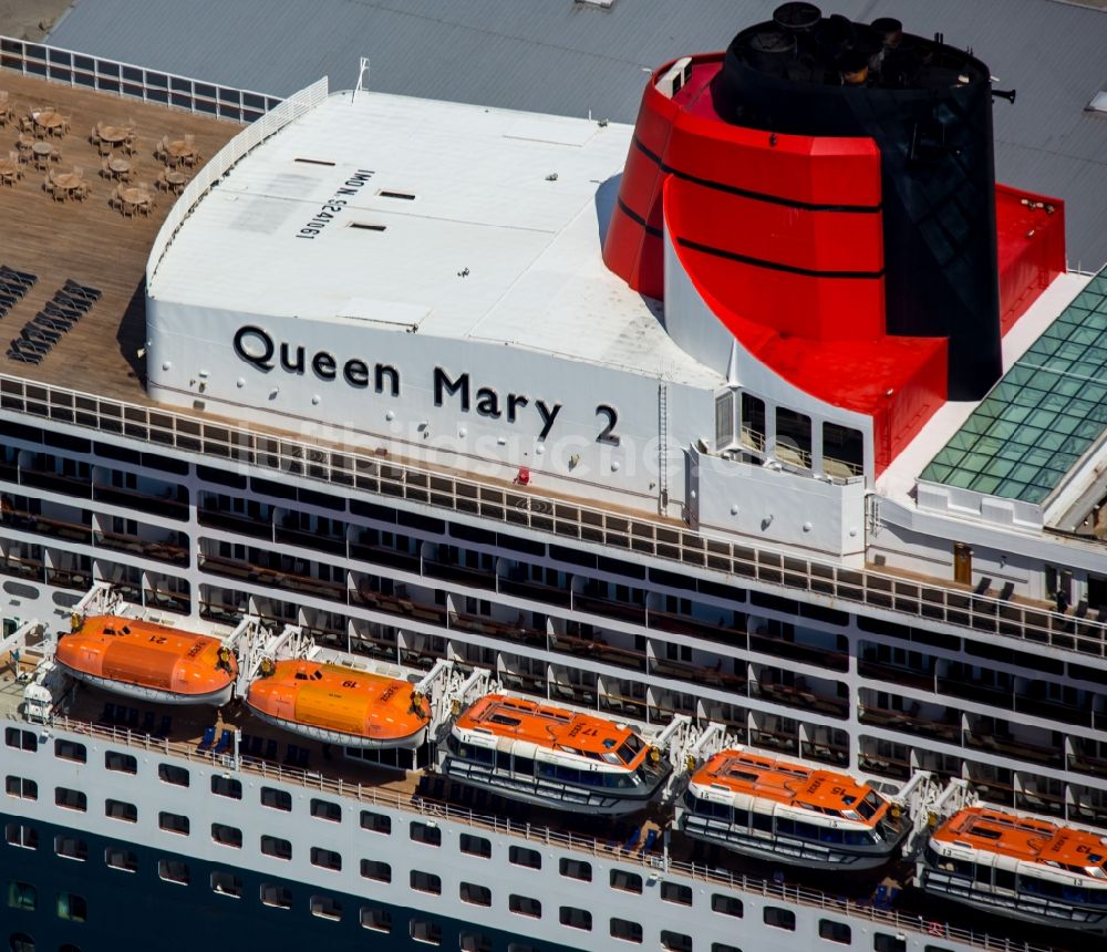 Luftbild Hamburg - Passagierschiff und Luxusliner- Schiff Queen Mary 2 am Chicagokai - Strandkai in Hamburg