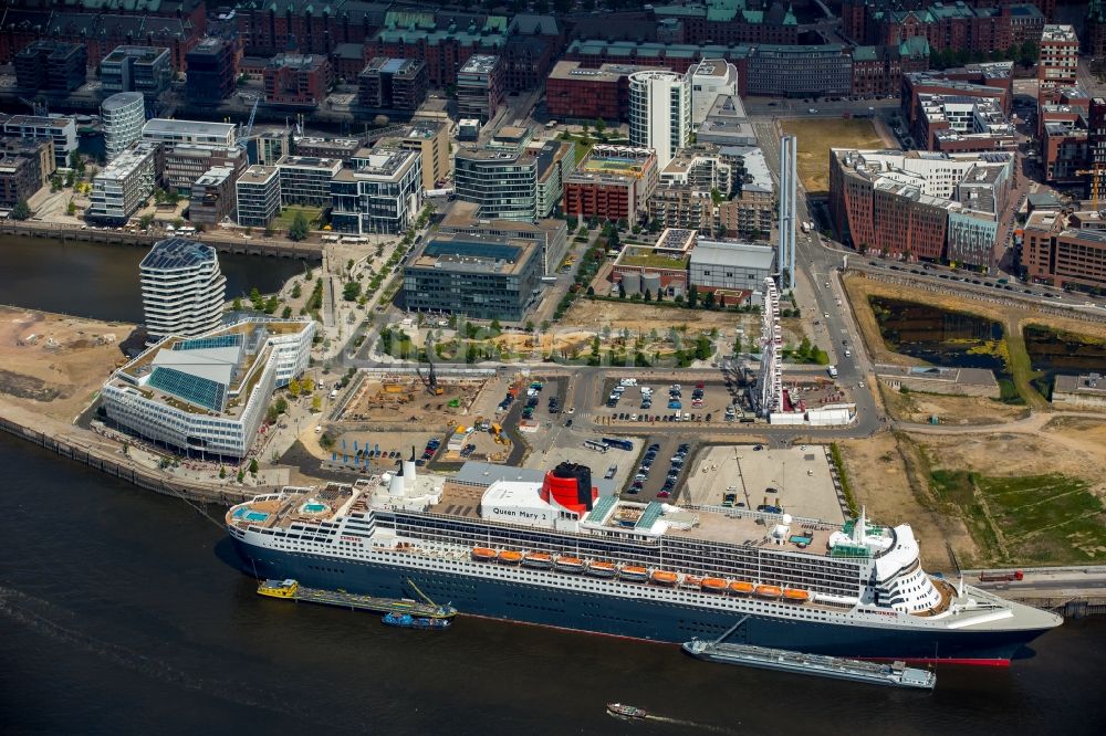 Luftaufnahme Hamburg - Passagierschiff und Luxusliner- Schiff Queen Mary 2 am Chicagokai - Strandkai in Hamburg