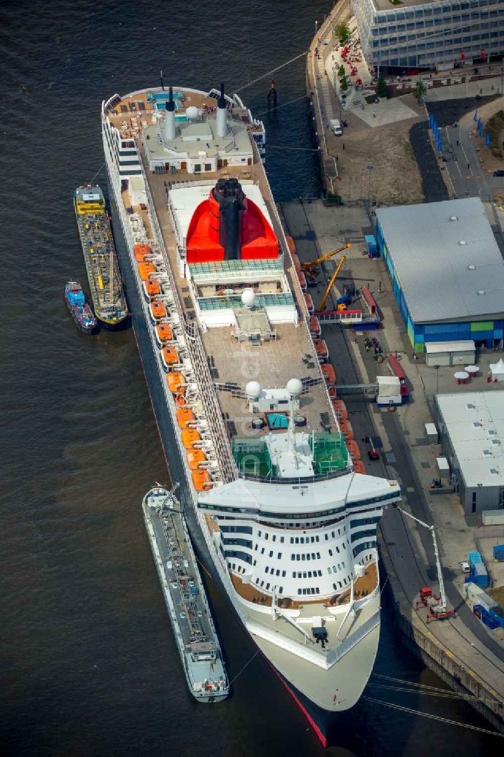 Hamburg von oben - Passagierschiff und Luxusliner- Schiff Queen Mary 2 am Chicagokai - Strandkai in Hamburg