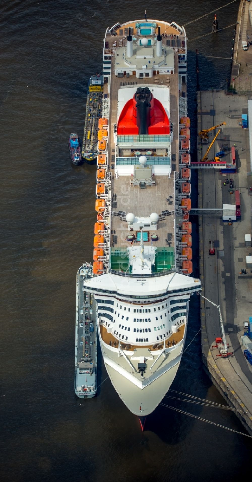 Hamburg aus der Vogelperspektive: Passagierschiff und Luxusliner- Schiff Queen Mary 2 am Chicagokai - Strandkai in Hamburg