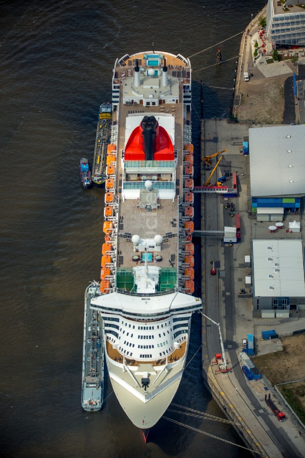 Luftbild Hamburg - Passagierschiff und Luxusliner- Schiff Queen Mary 2 am Chicagokai - Strandkai in Hamburg