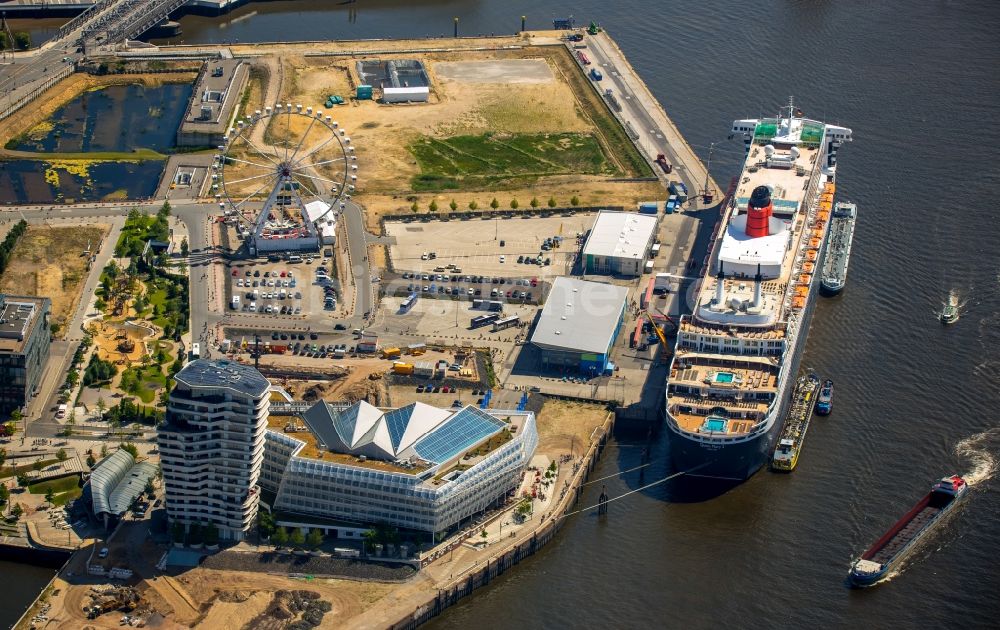 Hamburg aus der Vogelperspektive: Passagierschiff und Luxusliner- Schiff Queen Mary 2 am Chicagokai - Strandkai in Hamburg