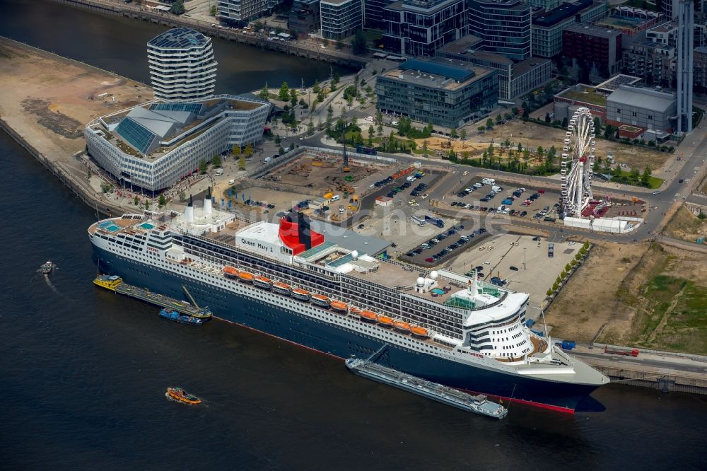 Luftbild Hamburg - Passagierschiff und Luxusliner- Schiff Queen Mary 2 am Chicagokai - Strandkai in Hamburg